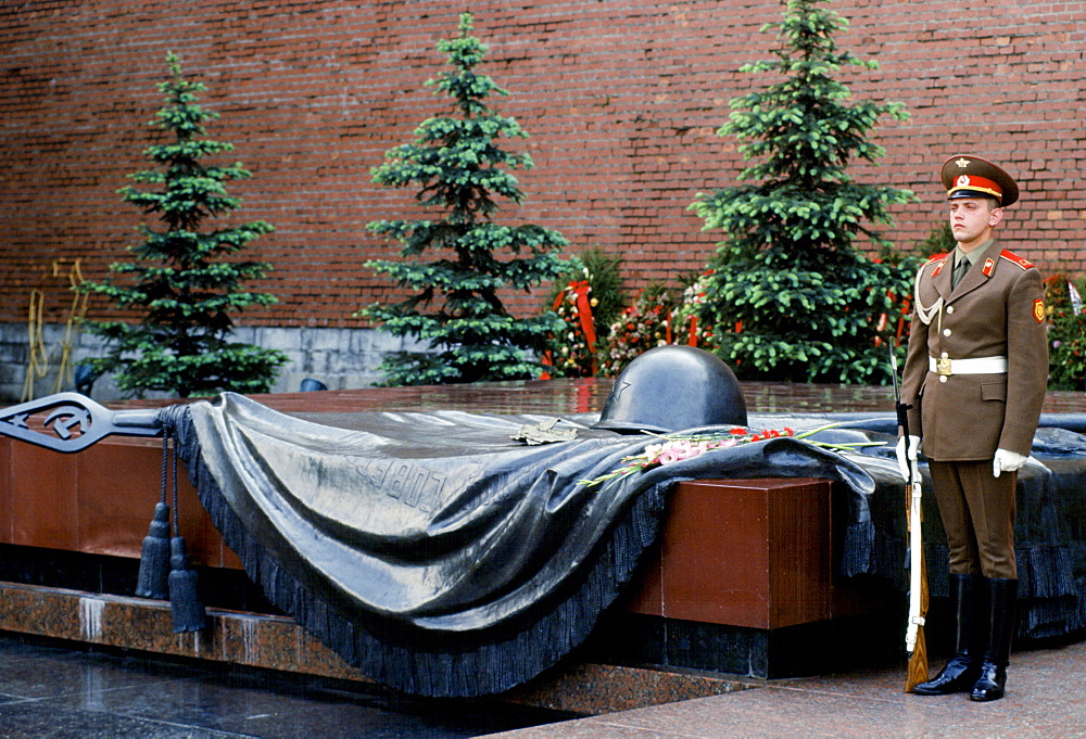 Tomb of the Unknown Soldier World War II war memorial, Mogila Neizvestnova Soldata, at The Kremlin, Moscow, Russia, Russian Federation