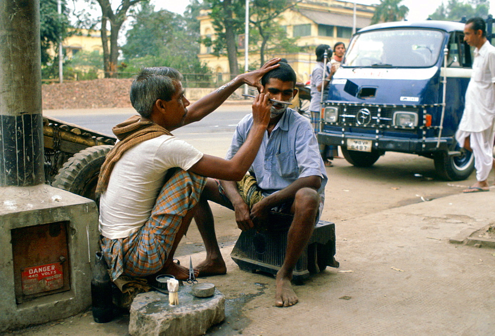 Street barber at work, Delhi, India