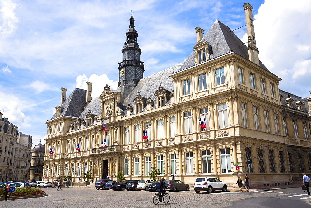 Hotel de Ville (town hall) in Place de l'Hotel de Ville in Reims, Champagne-Ardenne, France, Europe