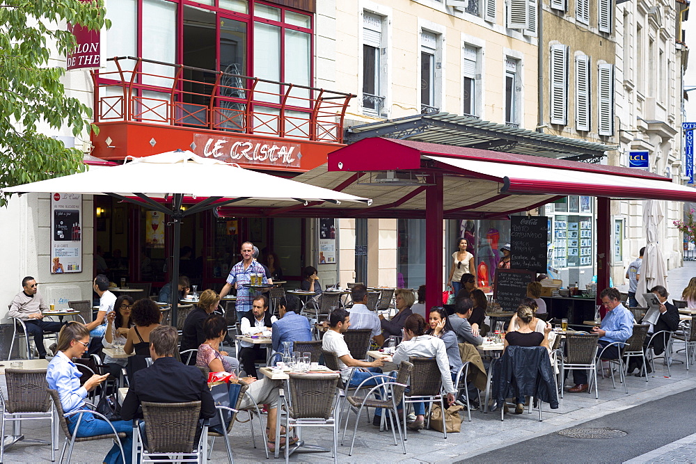 Diners at Le Cristal bar brasserie pavement cafe and Salon de The having lunch al fresco in rue Mal Joffre in Pau, Pyrenees, France, Europe