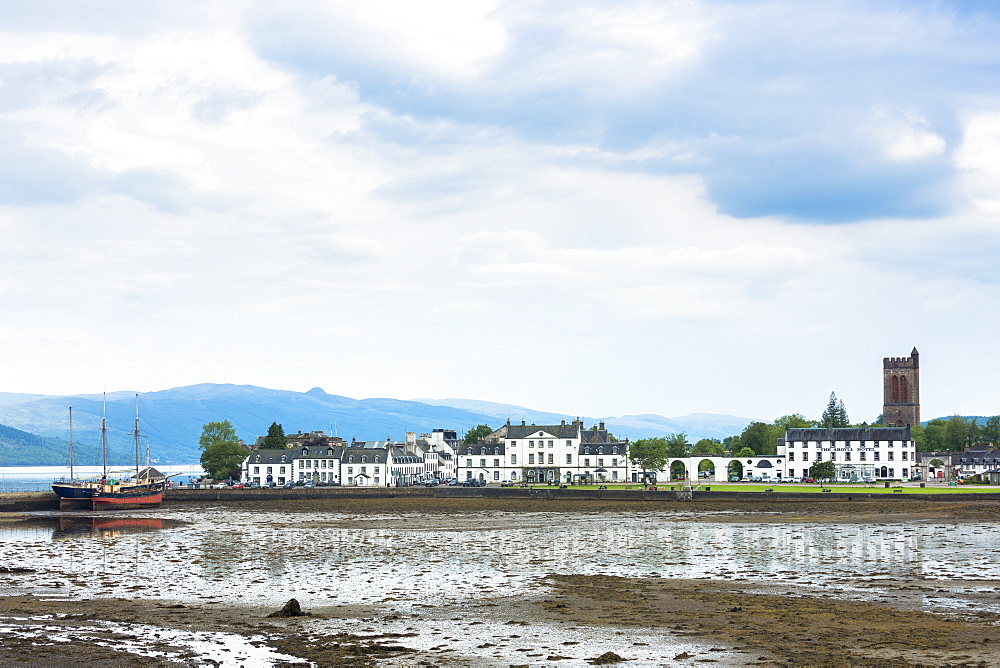 Inveraray with the Argyll Hotel in Mid Argyll at low tide in the Loch Fine estuary, Argyll and Bute region, Scotland, United Kingdom, Europe