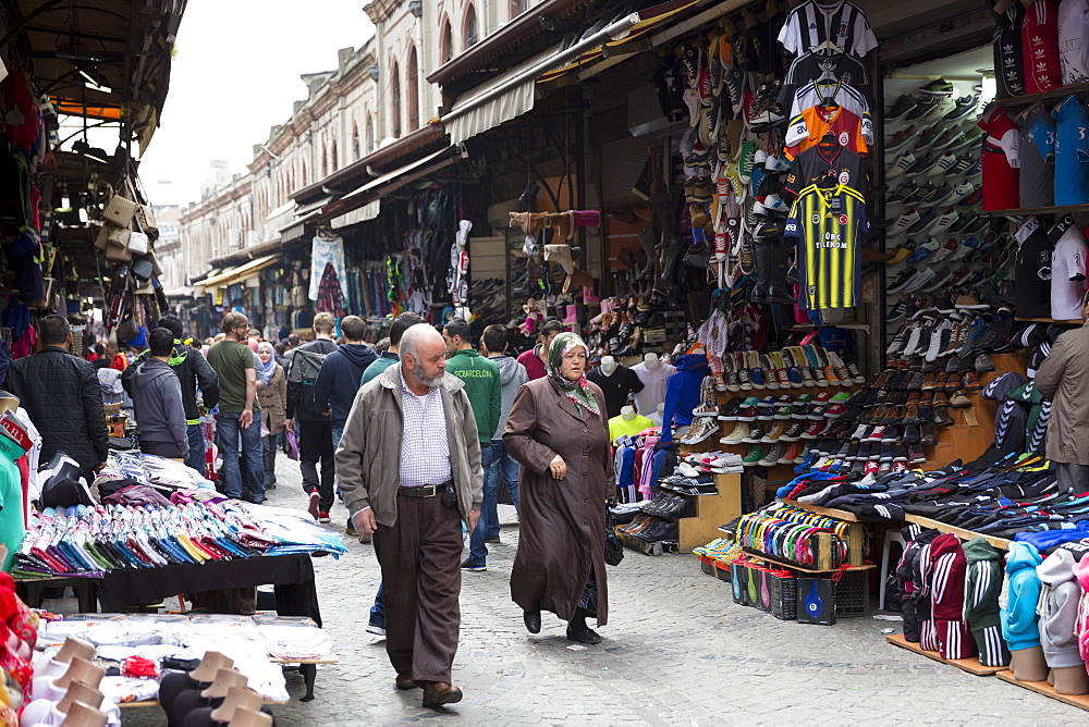 Muslim couple shopping in The Grand Bazaar (Great Bazaar) (Kapali Carsi), Beyazi, Istanbul, Turkey, Europe