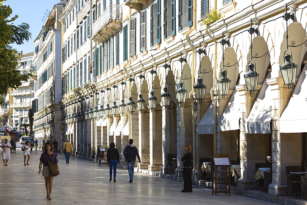 People strolling along the arcades of the Liston at the Spianada in Kerkyra, Corfu Town, Corfu, Greek Islands, Greece, Europe