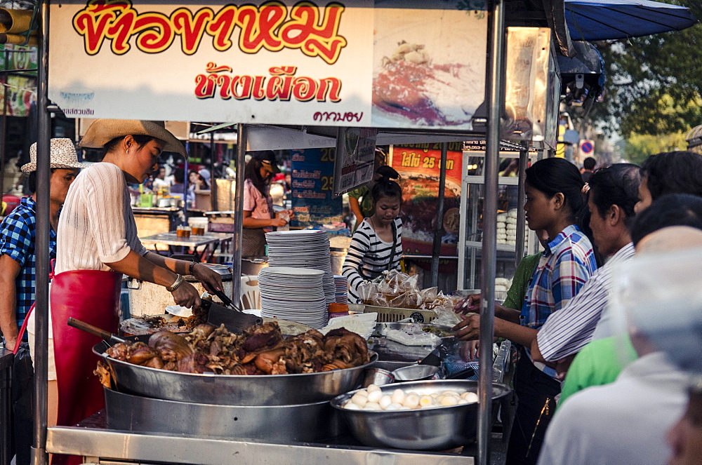 Evening food stalls on Mani Nopharat Road, Chiang Mai, Thailand, Southeast Asia, Asia 