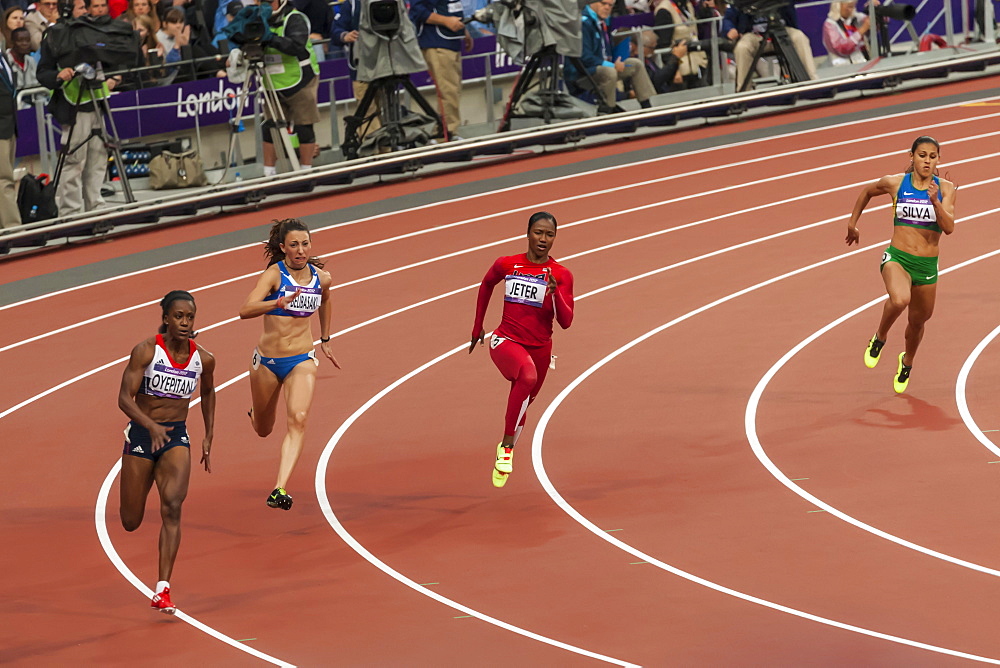 Carmelita Jeter, United States, runs the bend in the Women's 200m round 1, London 2012, Summer Olympic Games, London, England, United Kingdom, Europe