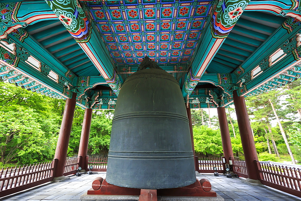 Bosingak Bell, landscaped parklands of National Museum of Korea, Yongsan-Gu, Seoul, South Korea, Asia