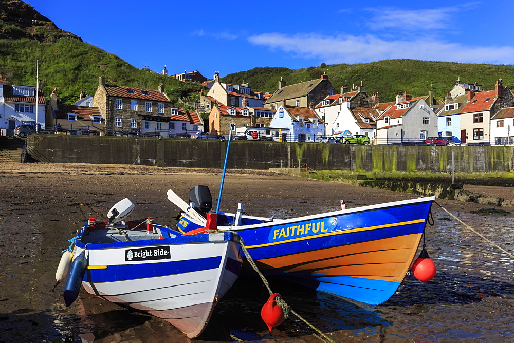 Boats at low tide, cliffs, steep cove of coastal fishing village in summer, Staithes, North Yorkshire Moors National Park, Yorkshire, England, United Kingdom, Europe