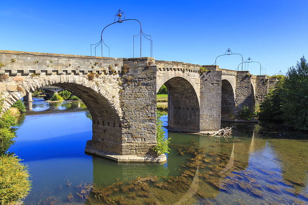 The 14th century medieval bridge Pont-Vieux, over River Aude, Ville Basse, Carcassonne, Languedoc-Roussillon, France, Europe