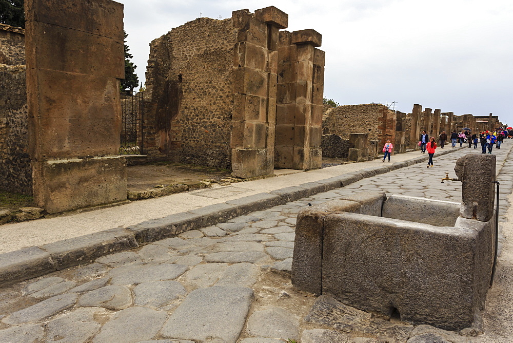 Public fountain on cobbled street, Roman ruins of Pompeii, UNESCO World Heritage Site, Campania, Italy, Europe