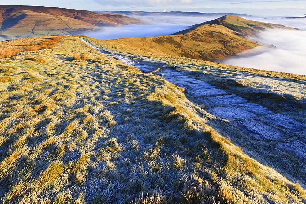 Fog and frost, Edale and Hope Valleys, Great Ridge Hollins Cross and Mam Tor, Castelton, Peak District National Park, Derbyshire, England, United Kingdom, Europe 