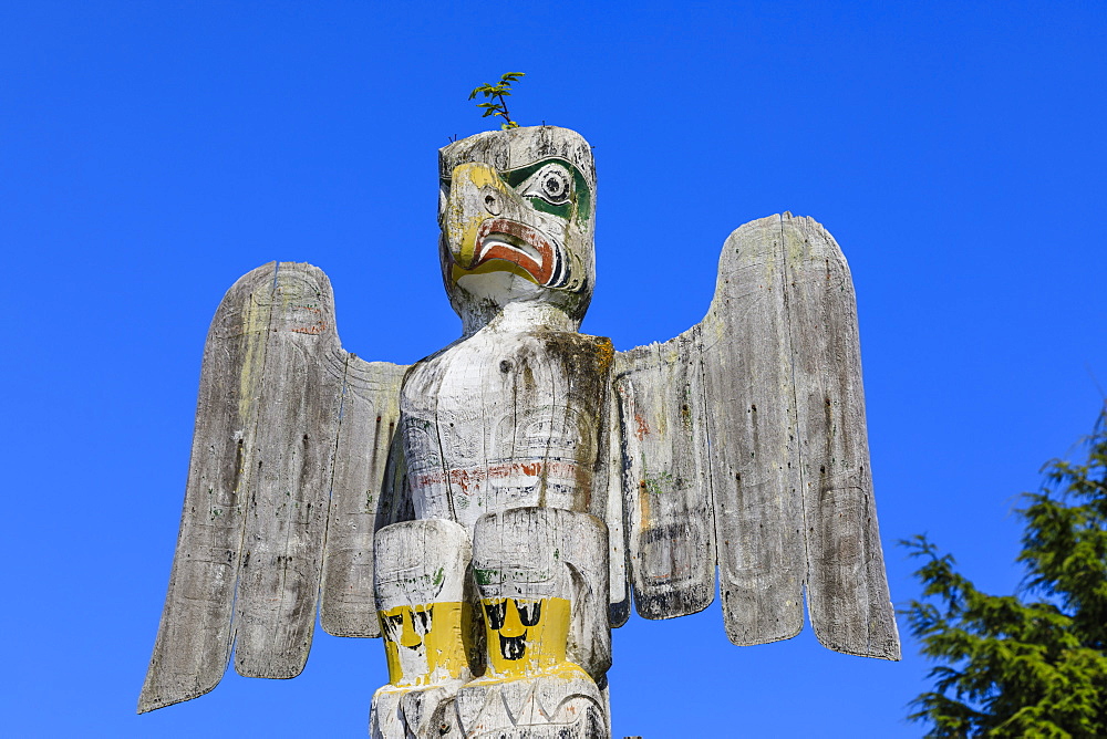 Thunderbird, First Nation Totem Pole, Namgis Burial Grounds, Alert Bay, Inside Passage, British Columbia, Canada, North America