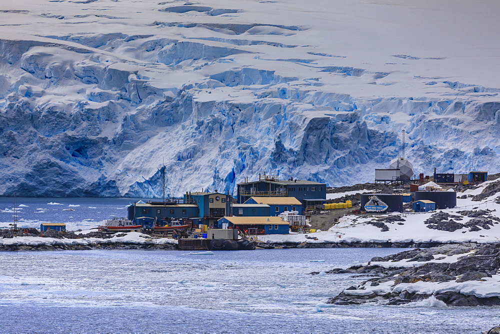 Palmer Station, year-round US Base, glacier backdrop, rocky foreshore, Anvers Island, Antarctic Peninsula, Antarctica, Polar Regions