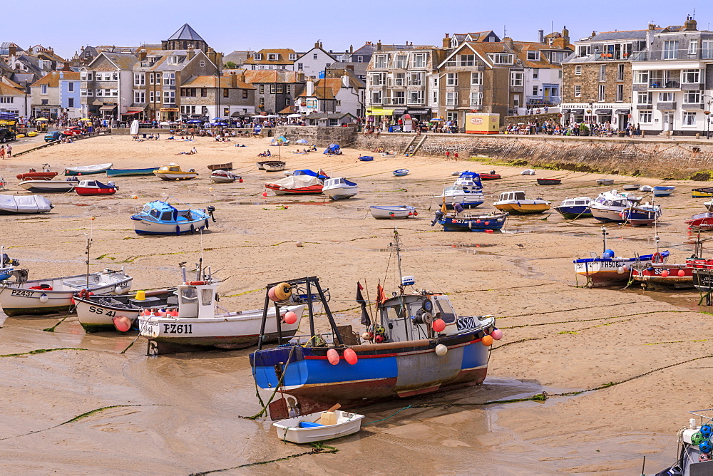 Boats, harbour at low tide, St Ives, popular seaside resort in hot weather, Summer, Cornwall, England, United Kingdom, Europe