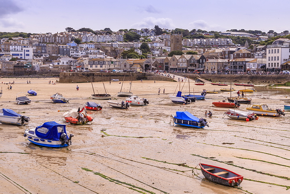 Boats, harbour at low tide, St Ives, popular seaside resort in hot weather, Summer, Cornwall, England, United Kingdom, Europe