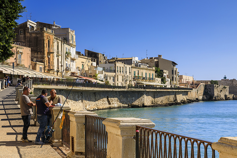 Fishermen deep in discussion, waterfront, Ortigia (Ortygia), Syracuse (Siracusa), UNESCO World Heritage Site, Sicily, Italy, Mediterranean, Europe