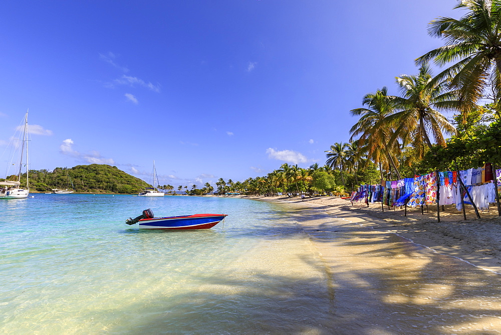 Saltwhistle Bay, white sand beach, turquoise sea, colourful boat, yachts, palm trees, Mayreau, Grenadines, St. Vincent and The Grenadines, Windward Islands, West Indies, Caribbean, Central America