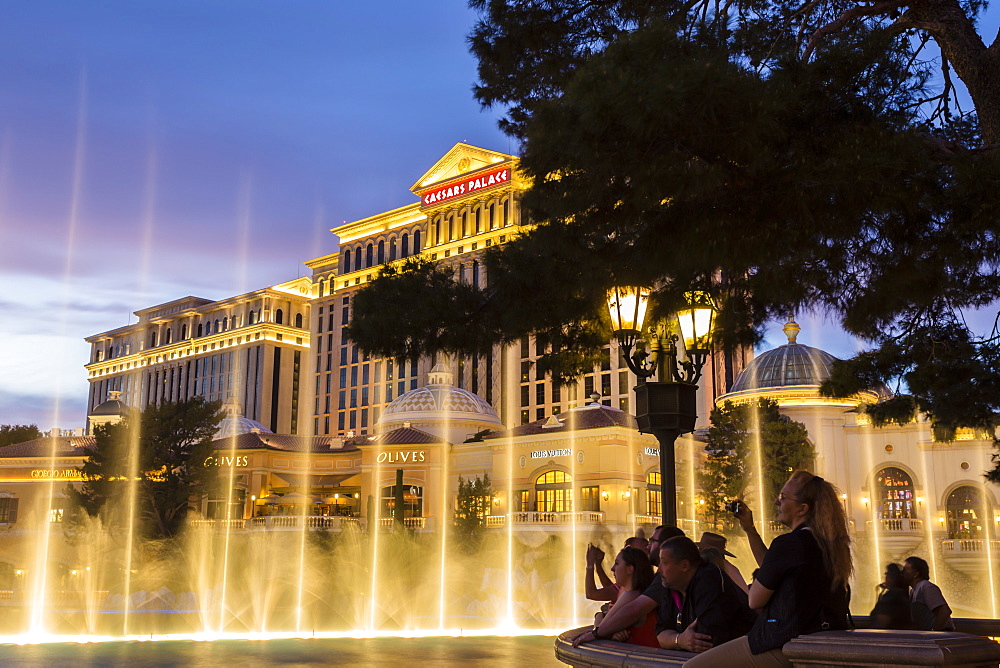 Watching the Bellagio Fountains at dusk, The Strip, Las Vegas, Nevada, United States of America, North America 