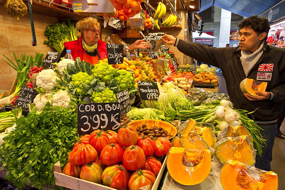 Arranging the stall, Saturday morning at La Boqueria, probably Barcelona's best-known market, off La Rambla, Barcelona, Catalonia, Spain, Europe