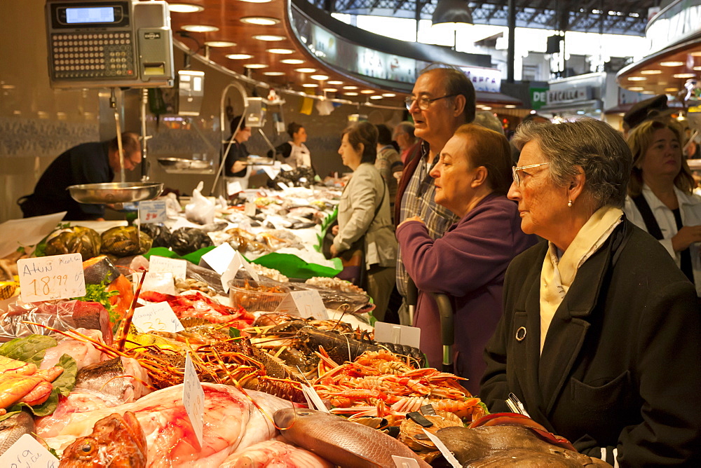 Busy fish stall, Saturday morning at La Boqueria, probably Barcelona's best-known market, off La Rambla, Barcelona, Catalonia, Spain, Europe