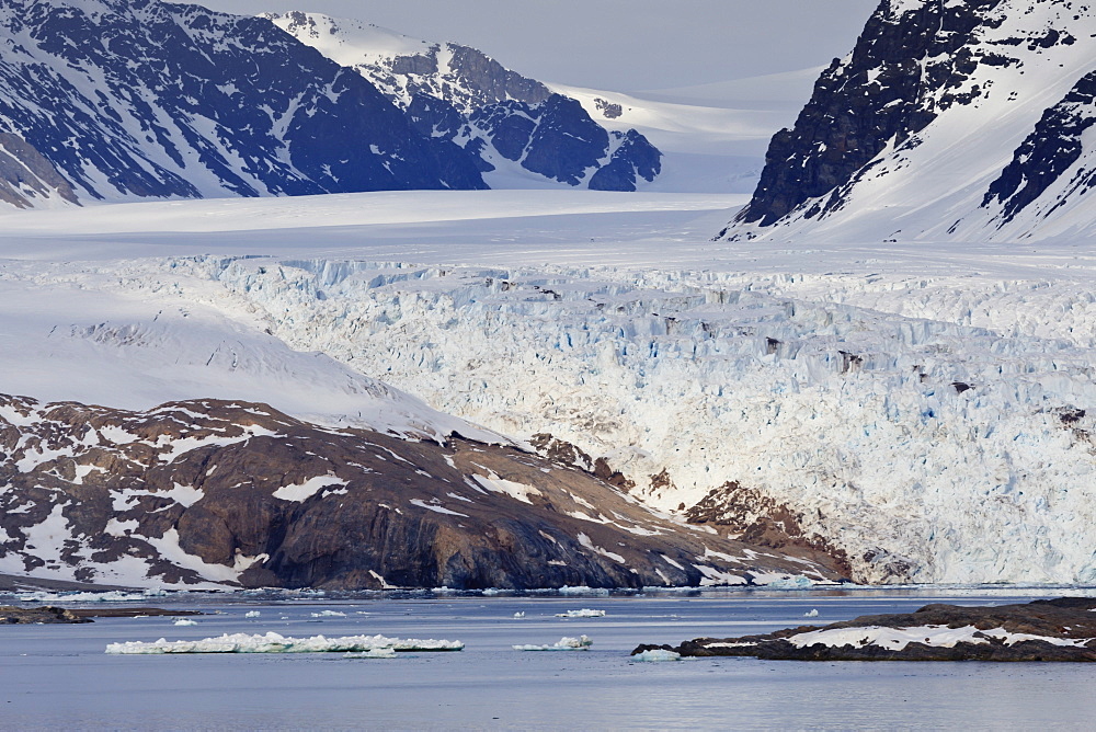 Glacier backed by snowy mountains, near Ny Alesund, Spitsbergen (Svalbard), Arctic, Norway, Scandinavia, Europe