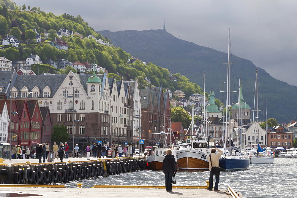 Taking a photograph on the Hanseatic wharf, Bryggen, UNESCO World Heritage Site, Bergen, Hordaland, Norway, Scandinavia, Europe