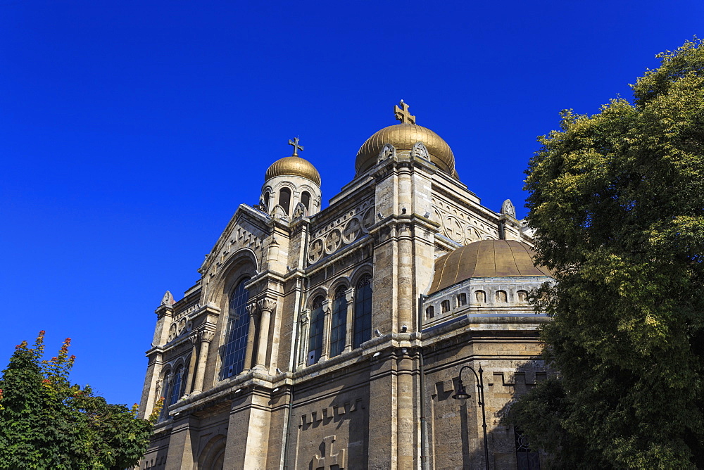 Gold onion domes, Cathedral of the Assumption of the Virgin, Varna, Black Sea Coast, Bulgaria, Europe