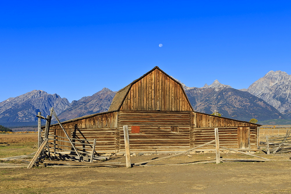 Mormon Row barn, Antelope Flats, Grand Teton National Park, Wyoming, United States of America, North America 