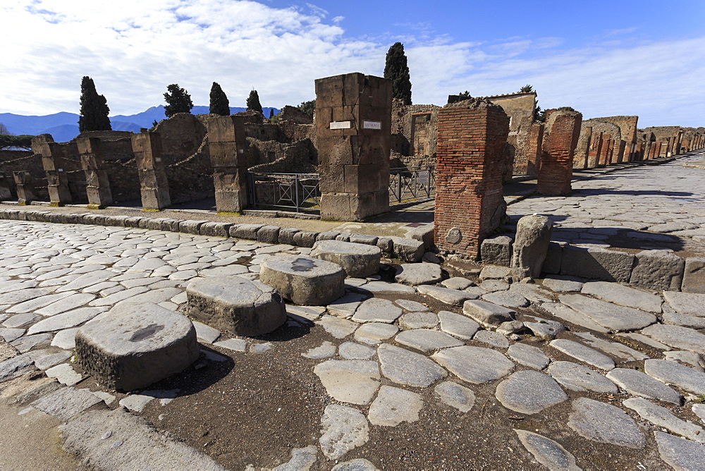 Cobbled street stepping stones, Roman ruins of Pompeii, UNESCO World Heritage Site, Campania, Italy, Europe