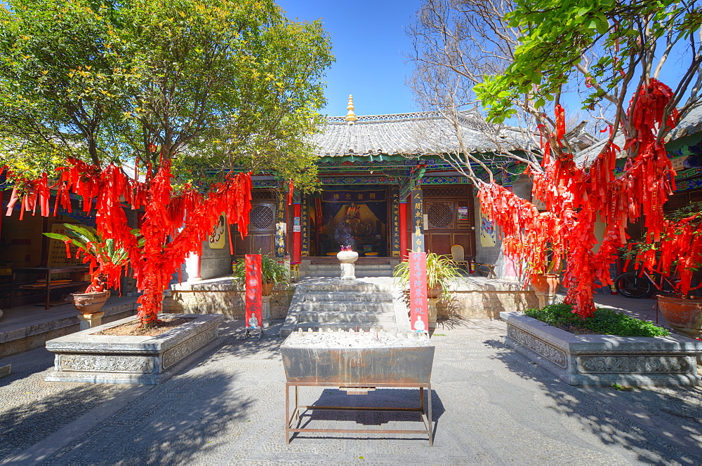 Trees with red ribbons at Pu Xian Temple in Lijiang Old Town, UNESCO World Heritage Site, Lijiang, Yunnan, China, Asia 