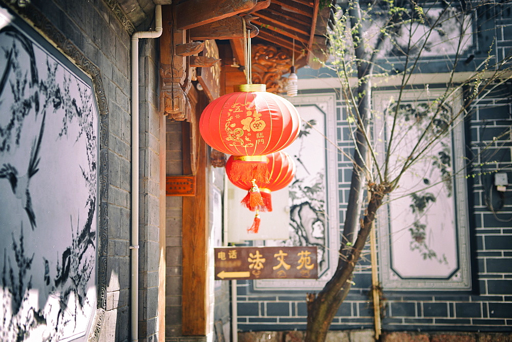 Chinese lanterns and wall paintings in an alley of Lijiang's Old Town, UNESCO World Heritage Site, Lijiang, Yunnan, China, Asia