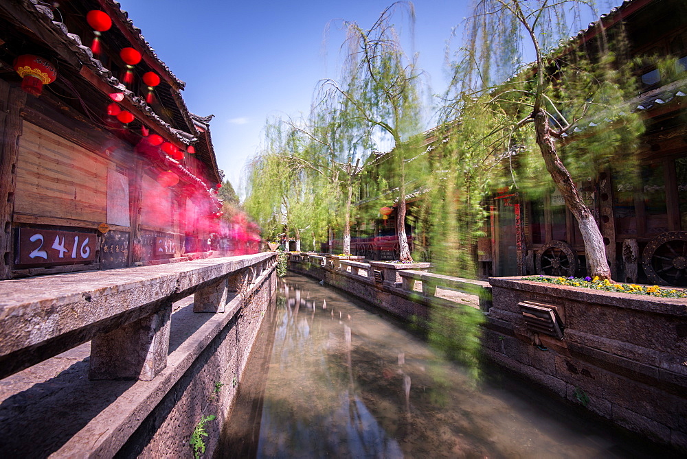 Bar street (Xinhuajie) in the old part of Lijiang in a long exposure, Lijiang, Yunnan, China, Asia