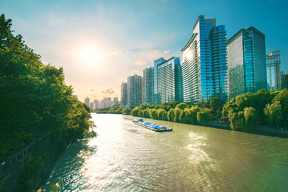 The Grand Canal in Hangzhou, an ancient shipping route and direct connection between Beijing and Hangzhou, Hangzhou, China, Asia