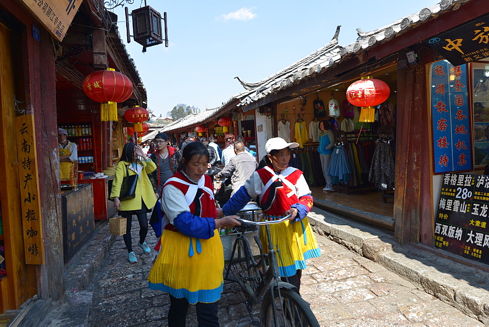 Naxi minorities and young urban professionals from other parts of China in Dayan, Old Town of Lijiang, UNESCO World Heritage Site, Lijiang, Yunnan, China, Asia 