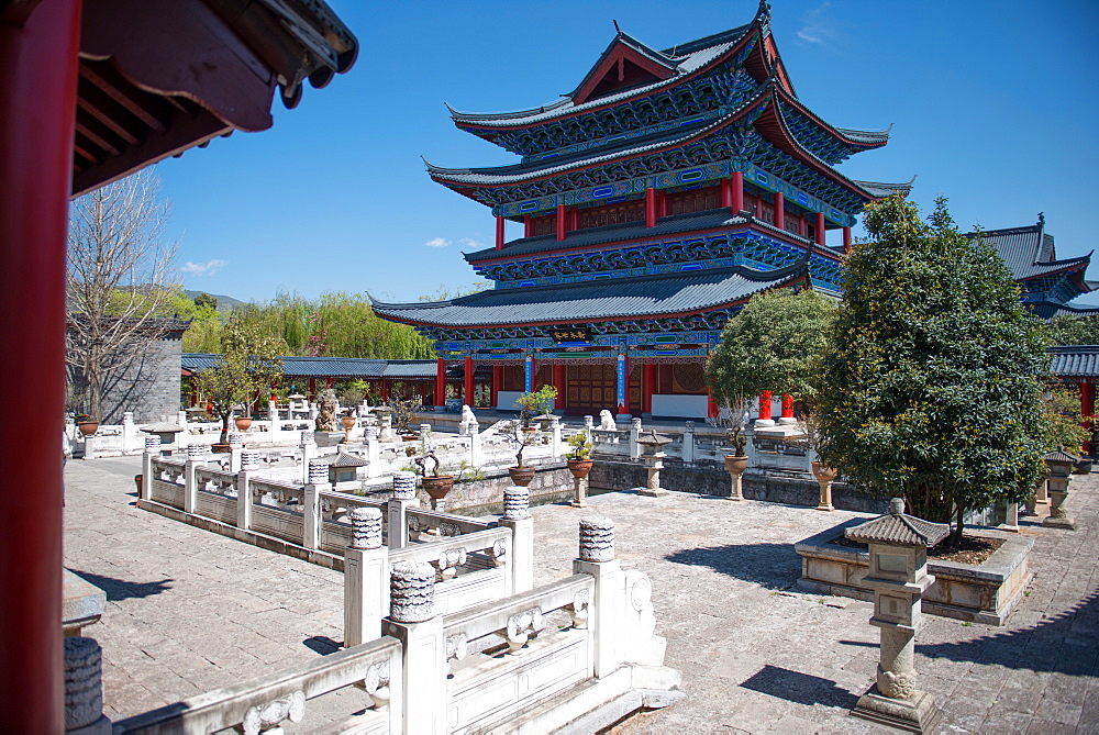 Courtyard view with white marble balustrades at Mufu Wood Mansion, Lijiang, Yunnan, China, Asia 