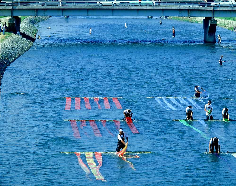 Yuzen nagashi in Kamogawa