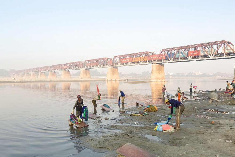 Dhobi washing clothes at the Dhobi ghats on the Yamuna river, Agra, Uttar Pradesh, India, Asia