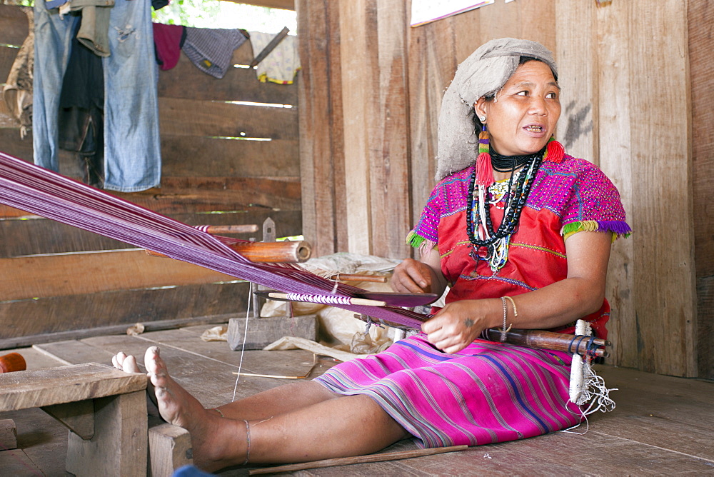 A Karen villager weaving traditional textiles, Chiang Mai, Thailand, Southeast Asia, Asia