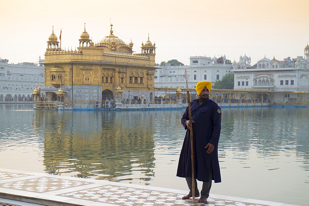 Sikh guard at the Harmandir Sahib (The Golden Temple), Amritsar, Punjab, India, Asia