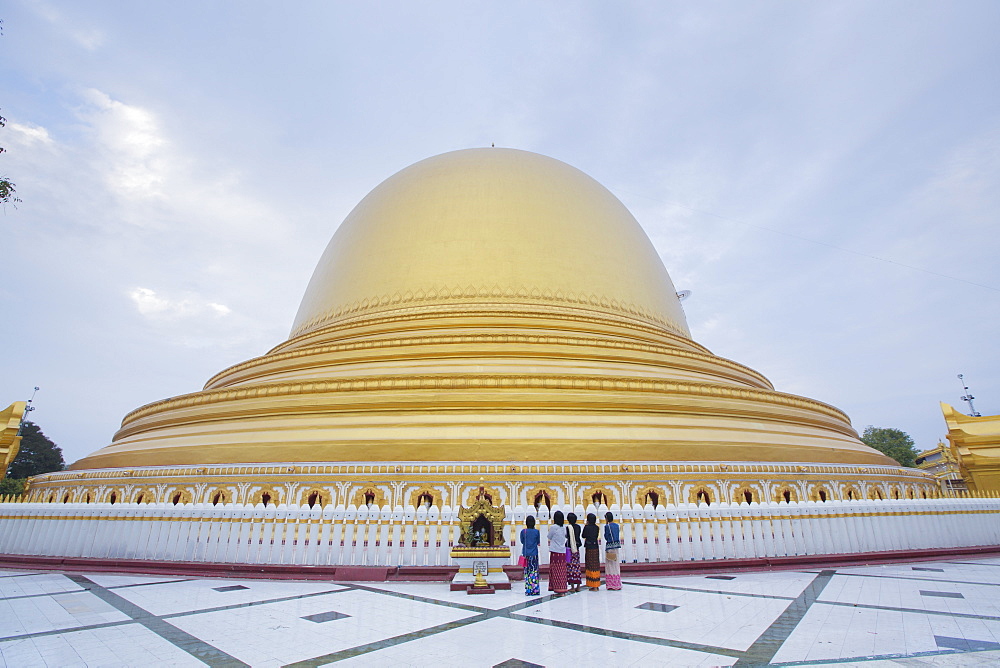 Kaungmudaw pagoda, Sagaing, Myanmar (Burma), Southeast Asia