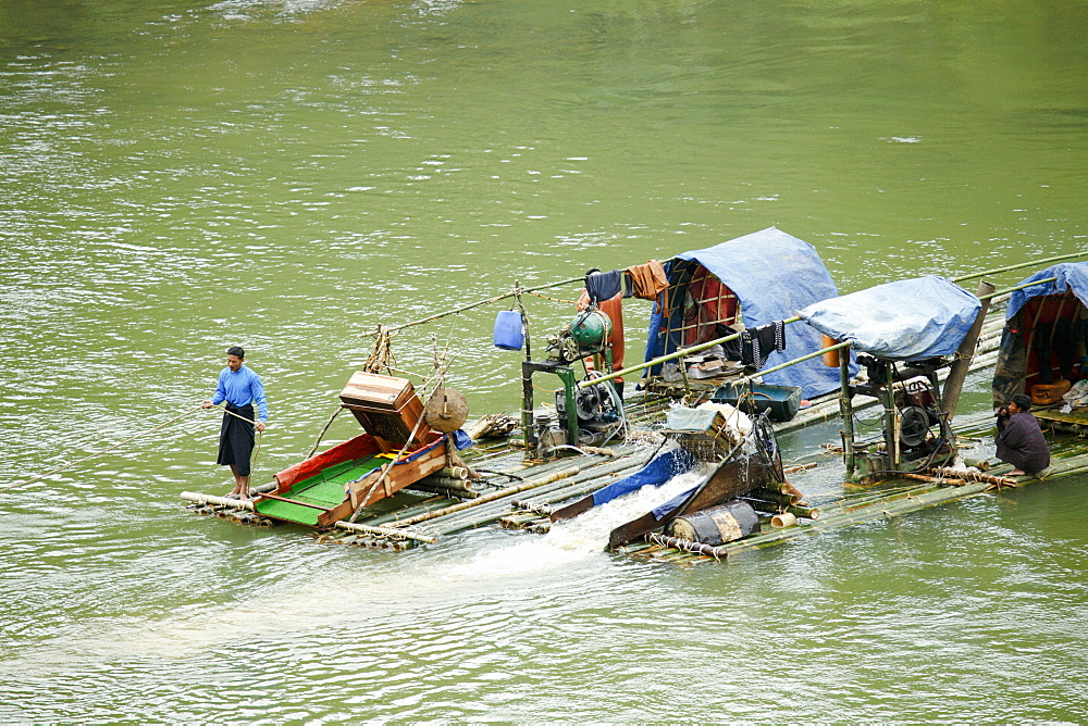 Tanintharyi Division, Gold panners on the upper Great Tenasserim (Tanintharyi) River, Sinbyudaing, Tanintharyi, Myanmar (Burma), Southeast Asia