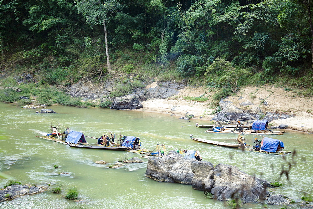 Tanintharyi Division, Gold panners on the upper Great Tenasserim (Tanintharyi) River, Sinbyudaing, Tanintharyi, Myanmar (Burma), Southeast Asia