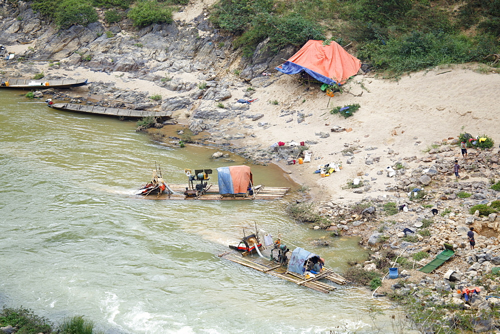 Tanintharyi Division, Gold panners on the upper Great Tenasserim (Tanintharyi) River, Sinbyudaing, Tanintharyi, Myanmar (Burma), Southeast Asia