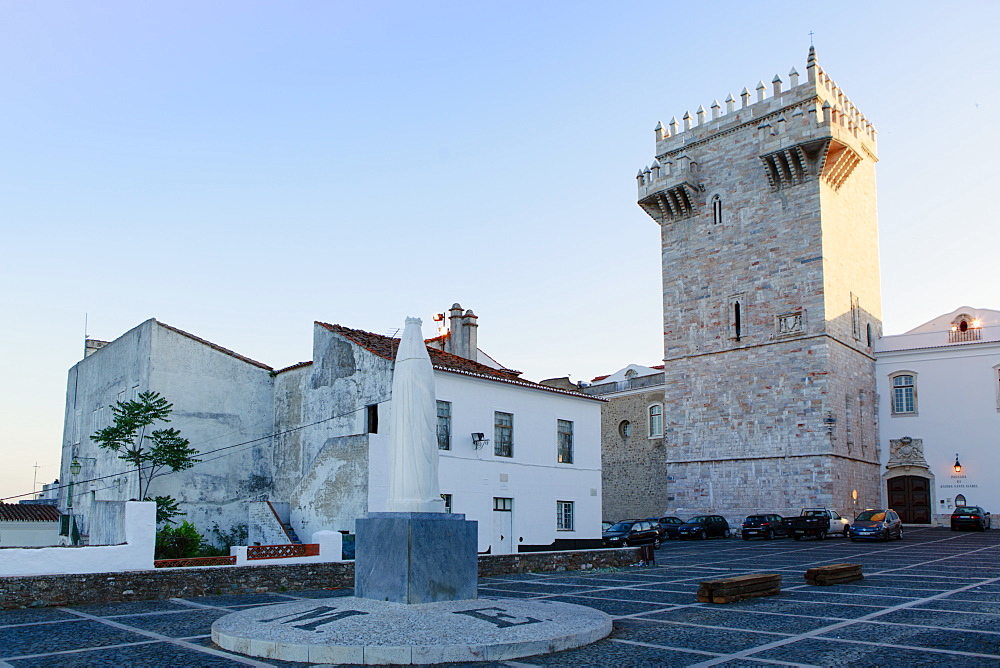 The Castle of Estremoz and in the foreground, Statue of St. Elizabeth (Isabella) of Portugal, Estremoz, Alentejo, Portugal, Europe