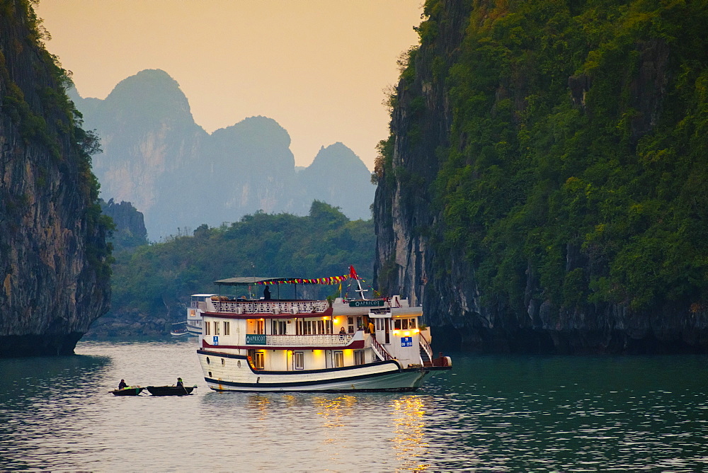 Boats on Halong Bay, UNESCO World Heritage Site, Vietnam, Indochina, Southeast Asia, Asia