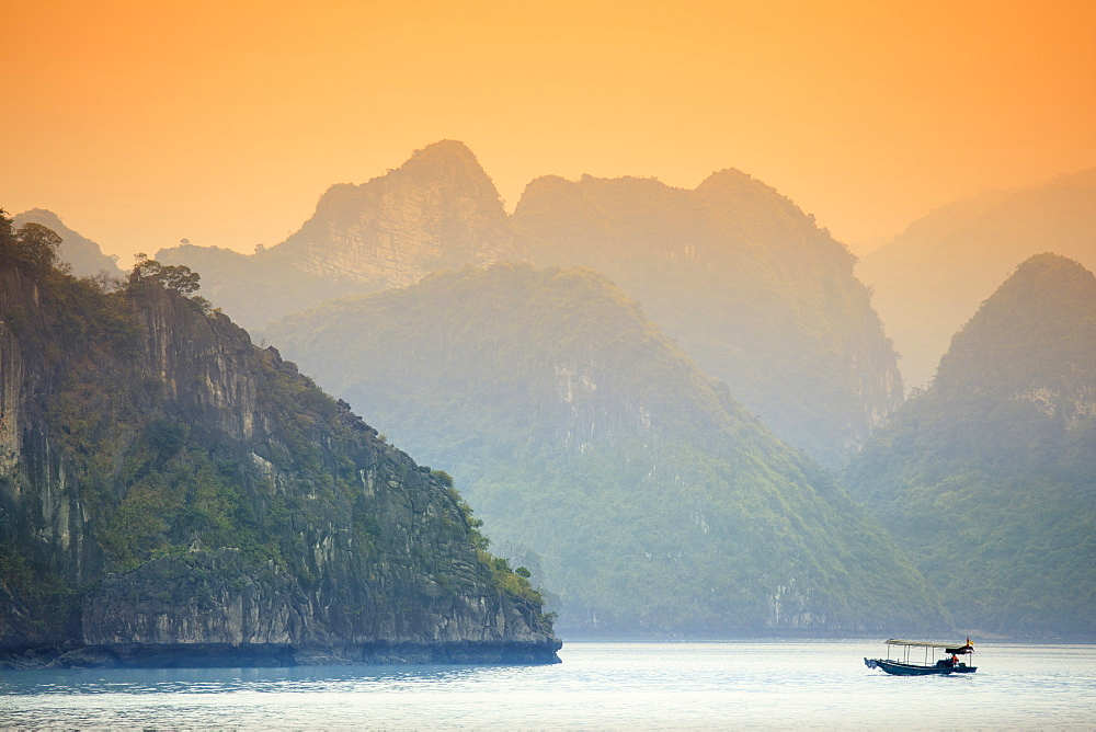 Boat on Halong Bay at sunset, UNESCO World Heritage Site, Vietnam, Indochina, Southeast Asia, Asia