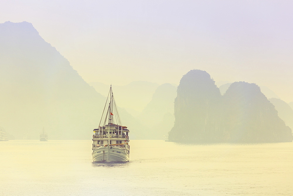 Boat on Halong Bay at sunset, UNESCO World Heritage Site, Vietnam, Indochina, Southeast Asia, Asia