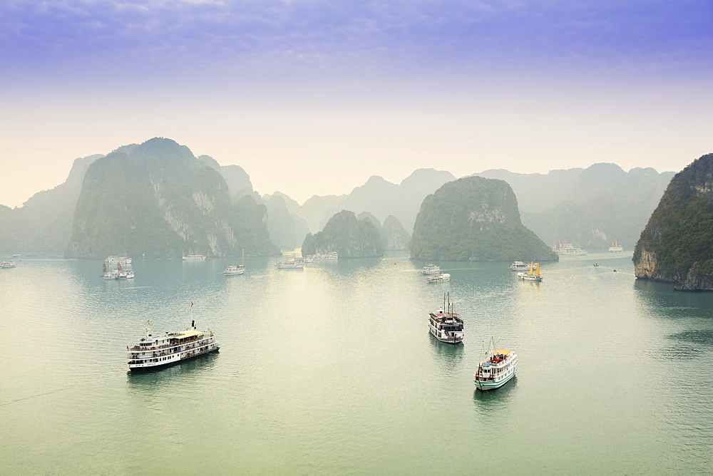 Boats on Halong Bay, UNESCO World Heritage Site, Vietnam, Indochina, Southeast Asia, Asia