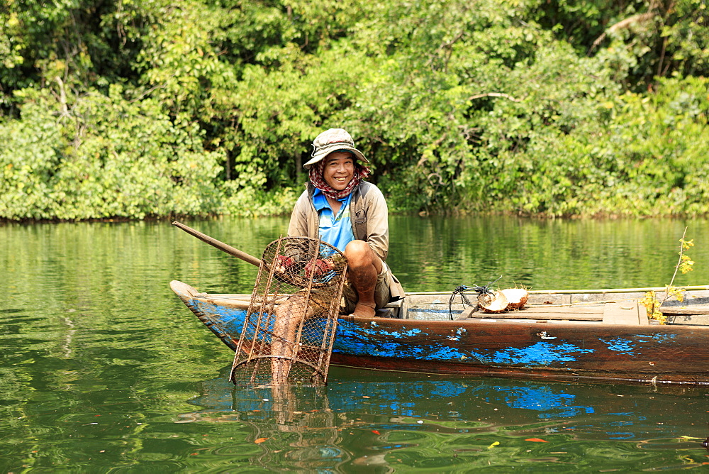 Crayfish fisherman on a tributary of the Phipot River in the Cardamom mountains, Koh Kong, Cambodia, Indochina, Southeast Asia, Asia