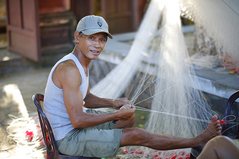 Vietnamese fisherman mending a net, Quang Nam, Vietnam, Indochina, Southeast Asia, Asia