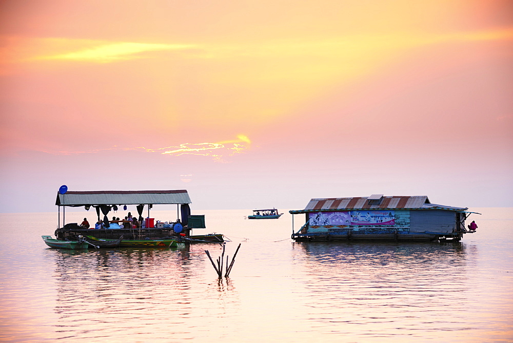 Floating houses on Tonle Sap lake, Siem Reap, Cambodia, Indochina, Southeast Asia, Asia